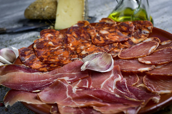 里面有西班牙香肠腌猪里脊肉和塞拉诺火腿等各种不同的西班牙冷肉图片