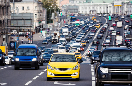 城市高速公路上交通繁忙前方有黄图片
