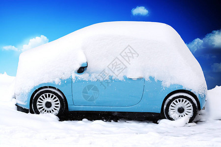 暴风雪过后蓝色汽车被雪流图片