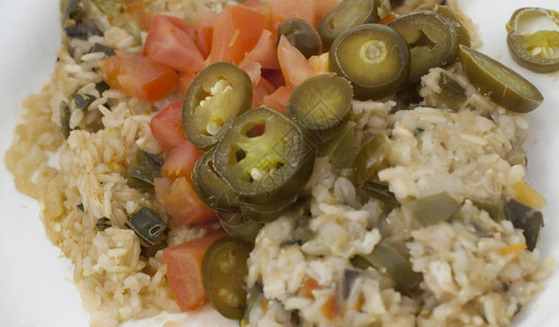 辣味米饭配上墨西哥胡椒和西红柿图片