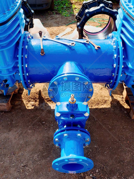 排水管道闸阀和减压构件用新的螺钉和螺母连接管件连接饮用水供图片