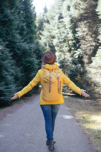 享受自然的自由快乐的女人室外的美丽女孩自由概念背着包在森林图片