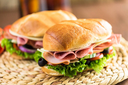 三明治和新鲜蔬菜午餐肉和芝图片