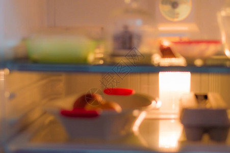 将开放式冰箱装满食物的无焦点和模糊不清的图图片