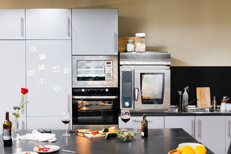 有家电和食物的空厨房图片