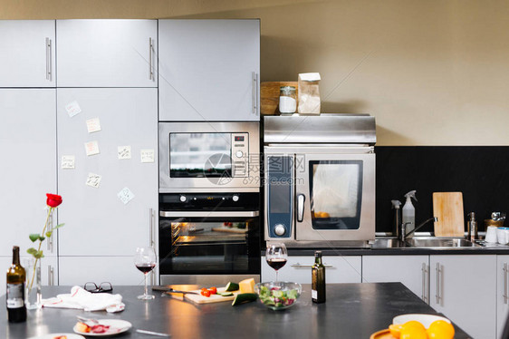 有家电和食物的空厨房图片