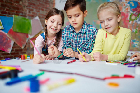 在小学或幼儿园用蜡笔绘画的创意型儿童图片