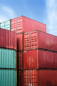 叉车在船厂或船坞在日出天空下提升货物集装箱图片