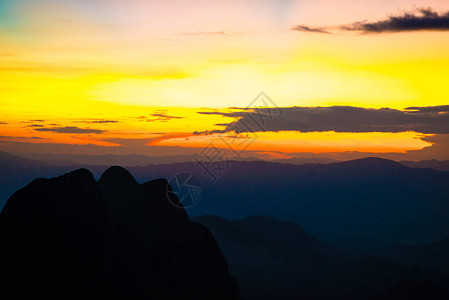 在山峰的自然日落与五颜六色的天空图片