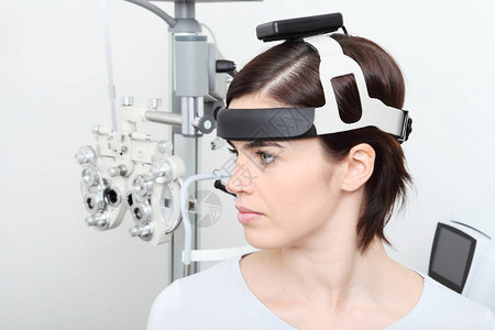 妇女进行视力测量图片