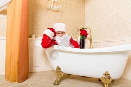 坐在浴室里拿着酒瓶子的圣诞老人图片