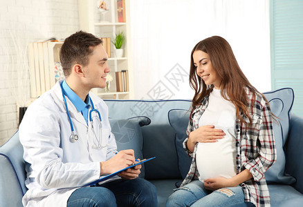 医生填写孕妇病历图片