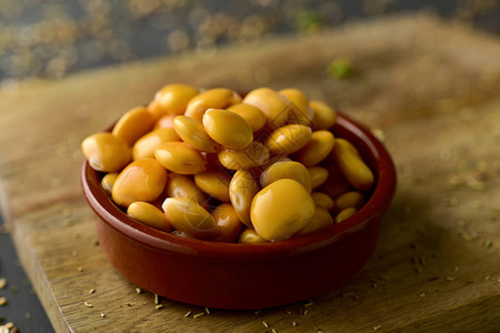 altramuces羽扇豆传统上在西班牙葡萄牙和意大利被当作零食吃图片