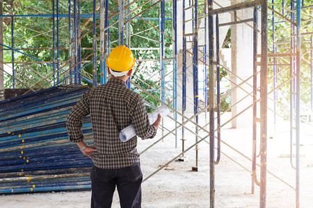 在建筑工地作的工程师建筑师图片