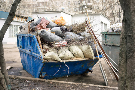 街头垃圾堆满垃圾的建筑废图片