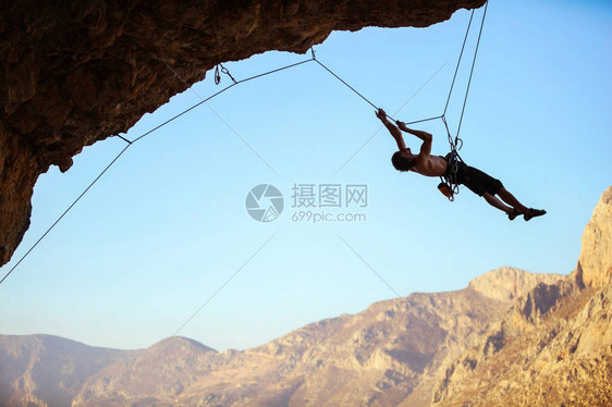 攀岩者用绳子把自己拉起来图片