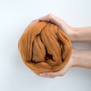 棕色梅里诺羊毛球的近图片