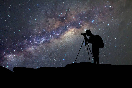 宇宙星空,男子摄影剪在泰国黑夜拍摄银河系照片背景