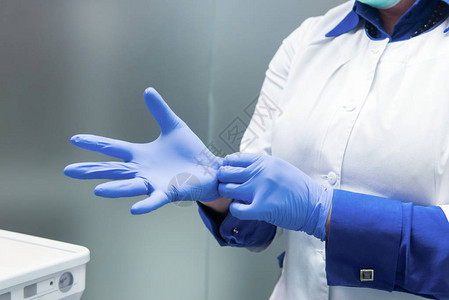 戴手套的医生手穿制服的牙医图片