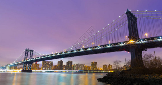 曼哈顿桥和纽约市中心黄昏的天际线图片