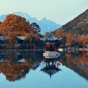 云南丽江的黑龙池背景图片