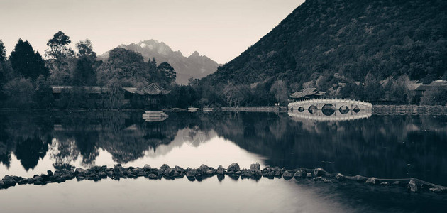 云南丽江的黑龙池背景图片