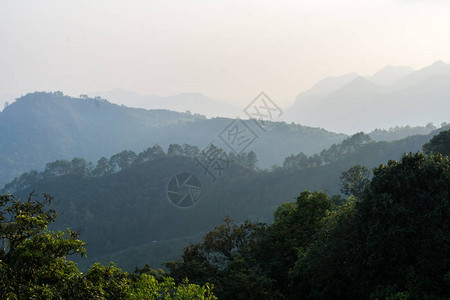 夜晚白云自然场景的山图片