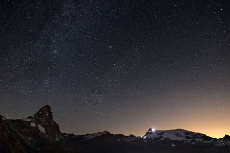 意大利奥斯塔谷著名的滑雪度假胜地MorthornCervino山峰和MonteRosa冰川上星空的美好景象安朵美达星系明图片