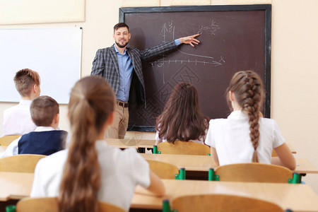 学生在课堂上听老师图片