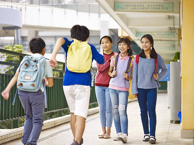 精力充沛的亚洲小学女生和男生图片