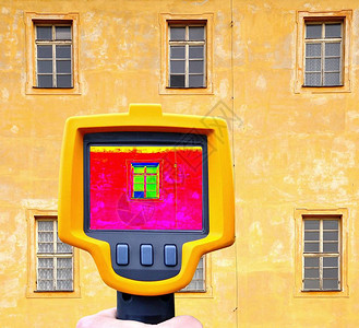 红外热成像仪显示建筑物表面和窗图片
