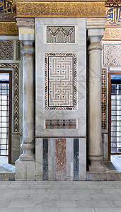 新疆花纹埃及开罗苏丹Qalawun清真寺两柱大理石柱间古老历史装饰式拼成彩色板块的建筑结构背景
