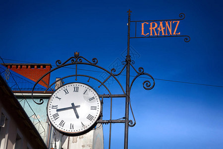 俄罗斯Zelenogradsk市古德式城市街道时钟过去是德国城市图片