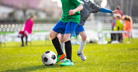孩子们踢足球儿童之间的青年足球比赛学校足球锦标赛图片