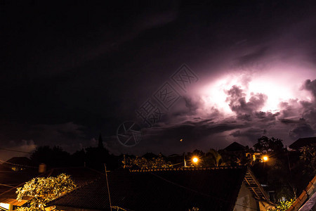 巴厘岛夜间的热带风暴云和闪电图片