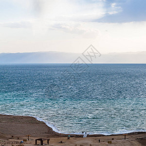 前往中东约旦王国冬季傍晚从约旦海岸俯瞰死海图片