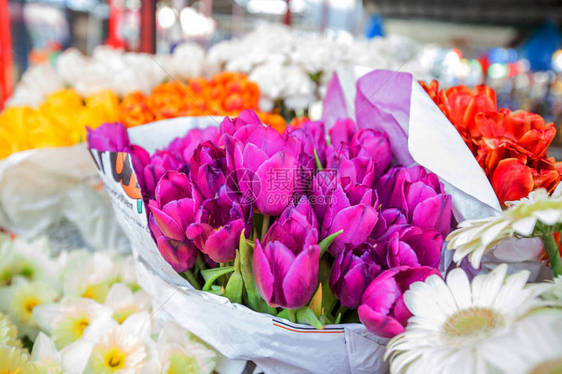 鲜花市场上的一束紫色郁金香花图片