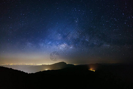 银河系在泰国清迈岛的DoiInthanonCha图片