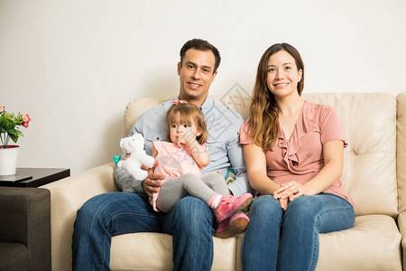 可爱的西班牙裔家庭有三个人一起在客厅里图片