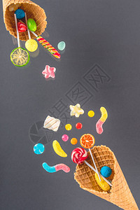 与不同的美味果冻和软棒糖的华夫饼图片