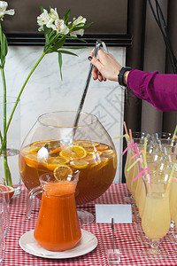 餐厅桌上的新鲜果汁健康饮料罐子里新鲜的胡萝卜图片