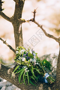 玫瑰桔梗薰衣草满天星意大利树皮上的意大利新娘花束克罗地亚杜布罗图片