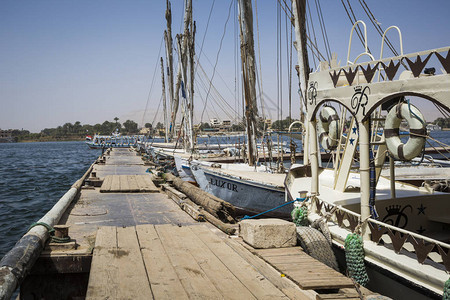 埃及Aswan尼罗河的Wooden船在埃及As图片