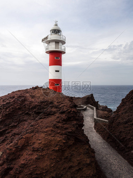 在特内里费岛徒步旅行以其独特的自然风光和对比鲜明的景观而闻名气势磅礴的泰德浓密的帕萨特云湛蓝的天空令人敬畏的植物图片