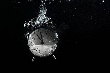 水中的闹钟时间的概念时钟落入水中图片