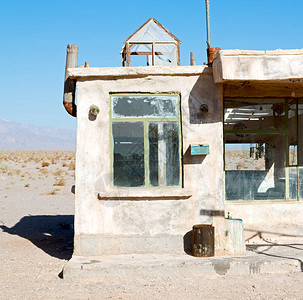 在Iran老旧加油站的模糊沙漠山地图片