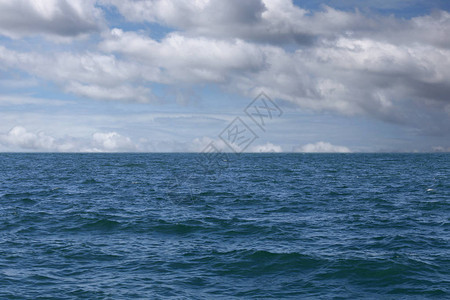 热带海洋夏季的海浪和蓝天背景图片