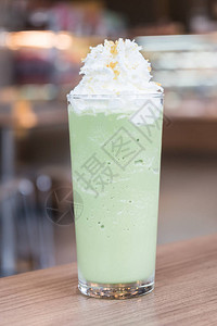 桌上的冰绿茶冰沙背景图片