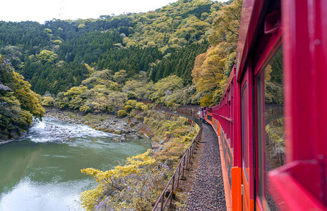 美丽的山景和HozuRiver从日本浅山的青野风景铁路或浪图片