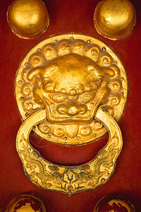 把金龙头门关上红庙大门上有传统装饰品的图片